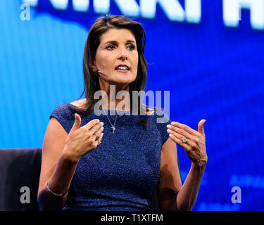 Nikki Haley, ehemaliger Botschafter der Vereinigten Staaten bei den Vereinten Nationen beobachtet, als er während des American Israel Public Affairs Committee (AIPAC) Policy Conference in Washington, DC. Stockfoto