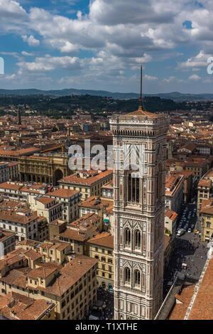 Einen herrlichen Blick auf die Skyline und die Dächer von Florenz einschließlich Giottos Glockenturm, von der Oberseite der Kathedrale., gegen einen klaren blauen Himmel. Stockfoto