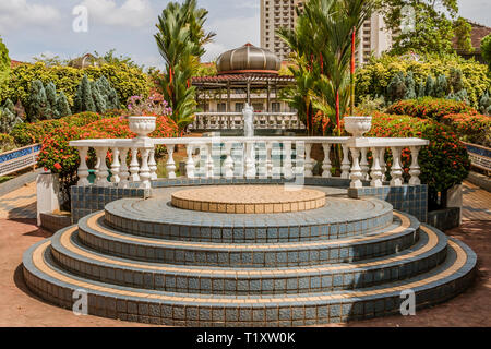 Der Brunnen im Park des Melaka Sultanate Palace Museum Stockfoto