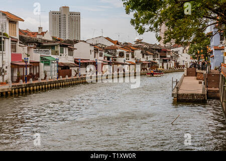 Ein Kreuzfahrtschiff auf dem Melaka River im historischen Melaka Downtown, Malaysia Stockfoto