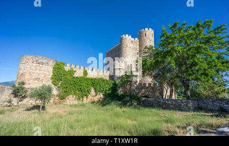 Castillo de la Coracera Schloss, an einem sonnigen Tag mit blauem Himmel, umgeben von grünen Bäumen. XV Jahrhundert Festung. In San Martin de Valdeiglesias, Madr entfernt Stockfoto