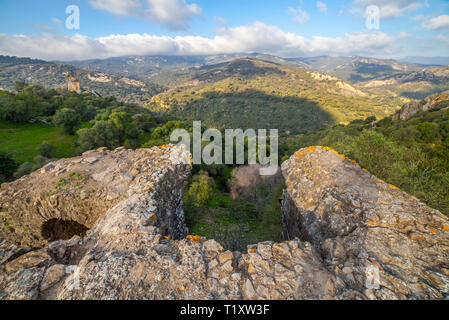 Herrliche Natur Bereich von Los Alcornocales Naturpark. Blick von Jimena de la Frontera Burgruine Stockfoto