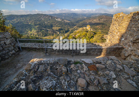 Herrliche Natur Bereich von Los Alcornocales Naturpark. Blick von Jimena de la Frontera Burgruine Stockfoto