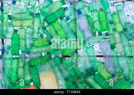 Grüne Abfallbehälter, Kunststoff Flaschen in der Natur gedumpten Stockfoto