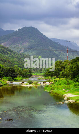 Die Berge und den Fluss an Kiriwong Dorf an einem bewölkten Tag. Die schöne Landschaft des Kiriwong Dorf an Laan Saka Bezirk, Nakhon Si Tham Stockfoto