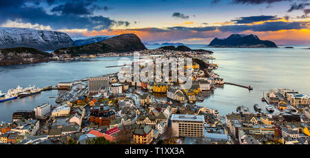 Überblick über die Jugendstilstadt Alesund in Norwegen. Stockfoto