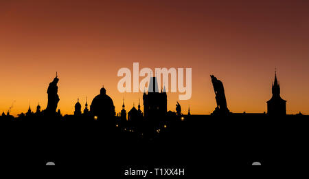 Eine bunte Dawn silhouet der berühmten Karlsbrücke in Prag, Tschechische Republik. Stockfoto