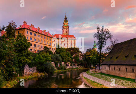 Sonnenuntergang Blick auf Schloss Krumau in Cesky Krumlov, Südböhmen, Tschechische Republik Stockfoto