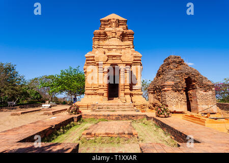 Poshanu oder Po Sahu Inu Tower oder Pho Cham Turm ist eine Gruppe von Reliquien der Cham Türme im Alten Reich der Champa in Phan Thiet in Vietnam. Stockfoto