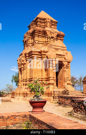 Poshanu oder Po Sahu Inu Tower oder Pho Cham Turm ist eine Gruppe von Reliquien der Cham Türme im Alten Reich der Champa in Phan Thiet in Vietnam. Stockfoto