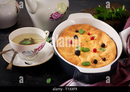 Frühstück. Appetitlich Cottage Käse Auflauf auf dunklen Tisch. Stockfoto