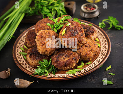 Saftige köstliche Fleisch Schnitzel auf einen dunklen Tisch. Russische Küche. Stockfoto