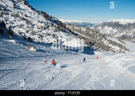 Panoramablick auf die Landschaft, Blick auf das Tal mit Skifahrer eine Skipiste piste im Winter Alpine Mountain Resort Stockfoto