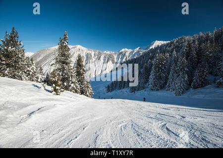 Panoramablick auf die Landschaft, Blick auf das Tal mit Skifahrer eine Skipiste piste im Winter Alpine Mountain Resort Stockfoto