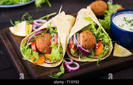 Tortilla Wrap mit falafel und frischer Salat. Vegan Tacos. Vegetarische gesunde Ernährung. Stockfoto