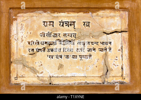 JAIPUR, INDIEN - November 18, 2012: alte Inschrift auf einer Steinmauer in Indien Stockfoto