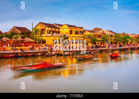 Fischerboote am Flussufer der Alten Stadt Hoi An in Quang Nam Provinz Vietnam Stockfoto