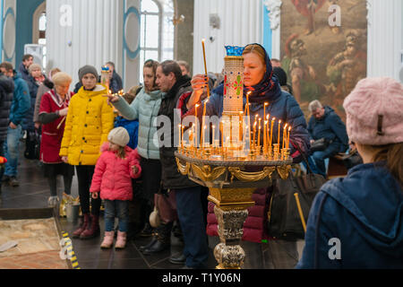 Istrien, Russland - 23. März 2019: Das neue Jerusalem Kloster, das russische Volk in einer orthodoxen Kirche Stockfoto