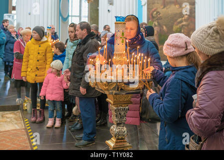 Istrien, Russland - 23. März 2019: Das neue Jerusalem Kloster, das russische Volk in einer orthodoxen Kirche Stockfoto