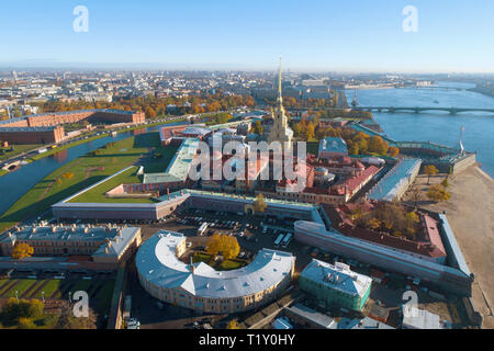 Ein Blick von der Höhe der Peter und Paul Festung auf einem sonnigen Oktober Morgen (Luftaufnahmen). St. Petersburg, Russland Stockfoto