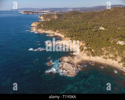 Antenne Landschaft Bild von einem spanischen Costa Brava an einem sonnigen Tag, in der Nähe der Stadt Palamos Stockfoto