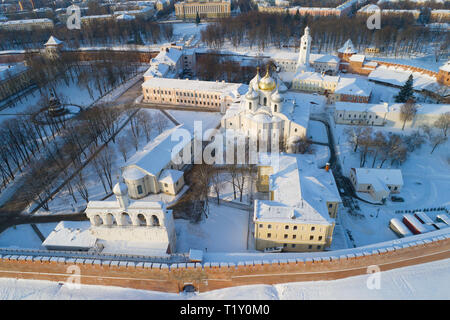 St. Sophia Kathedrale im Kreml von Weliki Nowgorod an einem Nachmittag im Januar (Aufnahmen aus quadcopter). Russland Stockfoto