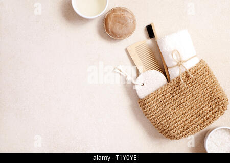 Bio Körperpflege und Naturkosmetik auf der hellbeige Tabelle, Ansicht von oben Zusammensetzung Stockfoto