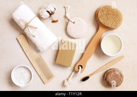 Bio Körperpflege und Naturkosmetik auf der hellbeige Tabelle, Ansicht von oben Zusammensetzung Stockfoto