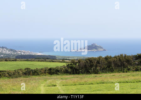 Fernsicht auf St. Michaels Mount bei Flut. Marazion, Cornwall, Großbritannien Stockfoto