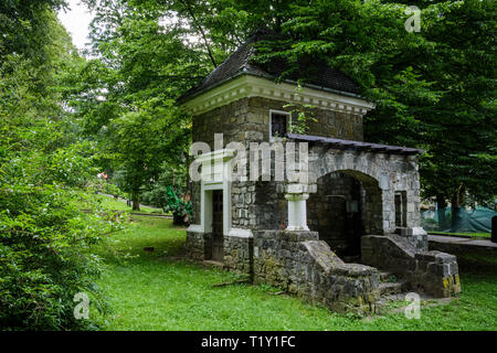 Alte Umspannwerk in einem öffentlichen Park, Stein Trafostation Stockfoto