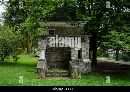 Alte Umspannwerk in einem öffentlichen Park, Stein Trafostation Stockfoto