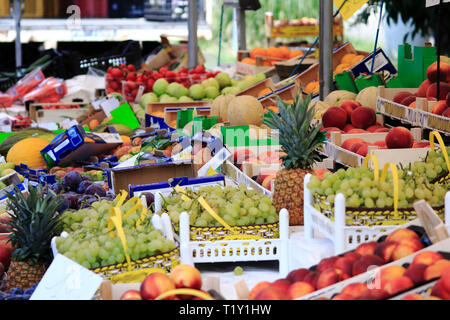 Obst und frisches Gemüse, in Kisten in einem Marktstand in Italienisch Stockfoto