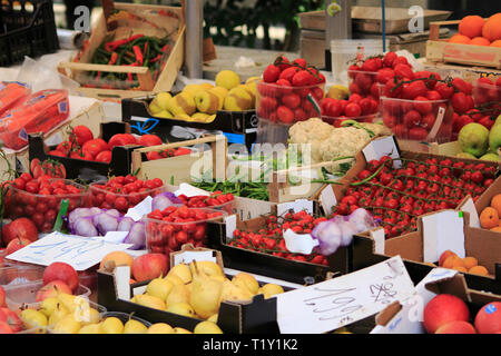 Obst und frisches Gemüse, in Kisten in einem Marktstand in Italienisch Stockfoto