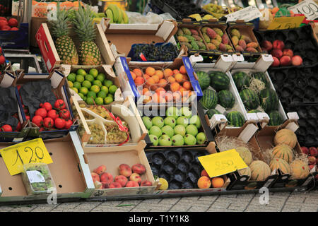 Obst und frisches Gemüse, in Kisten in einem Marktstand in Italienisch Stockfoto