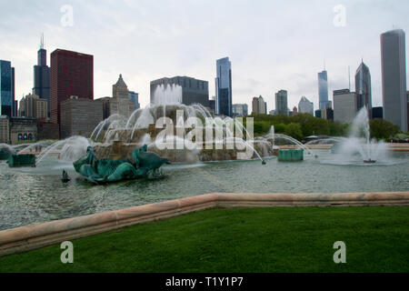 CHICAGO, Illinois, Vereinigte Staaten - 11. Mai, 2018: Der Buckingham Fountain in Chicago in einem Rokoko Hochzeitstorte Stil gebaut und von der Latona inspiriert Stockfoto