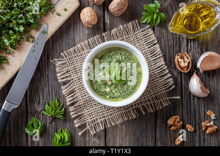 Pesto aus jungen Boden ältere Blätter, Ansicht von oben Stockfoto