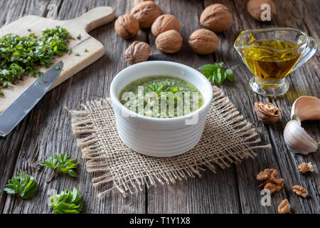 Pesto aus frischen jungen Boden ältere Blätter Stockfoto