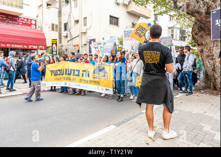 Israel, Tel Aviv - 29. März 2019: Demonstration für das Klima auf der King George Street Stockfoto