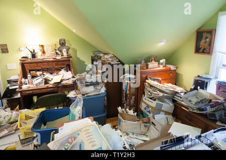 Vorratskäufer ist unordentlich Home Office, USA Stockfoto