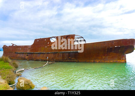 Rusting Hulk der alten Schiff Waverley in Untiefen des Wairau Lagunen auf die Natur zu Fuß versenkt. Stockfoto