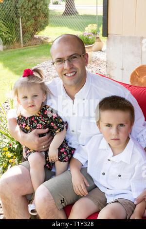 Stolzer Vater mit seinen beiden Kindern, MT, USA Stockfoto