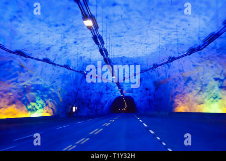 Laerdal Tunnel mit bunten Lichtern in Norwegen, der längste Straßentunnel der Welt. Stockfoto
