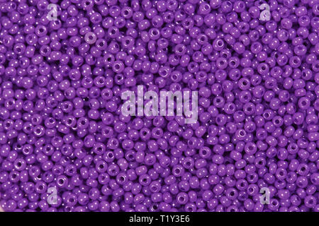 Klar lila Glasperlen. Foto Perlen für den Hintergrund. Stockfoto