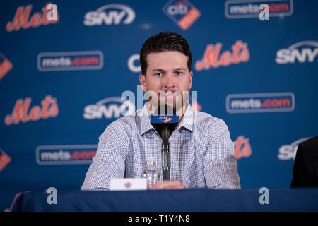 New York Mets Krug Jacob deGrom (48) bei einer Pressekonferenz zu seinem neuen Fünf-Jahres-Vertrag Verlängerung im Ritz-Carlton Hotel in Arlington, Virginia, am Mittwoch, 27. März 2019. Nach Berichten, die Vertragslaufzeit beträgt fünf Jahre mit einer 6-jährigen Team Option und, wenn abgeschlossen, mit $ 170 Millionen werden. Es umfasst eine vollständige No- handel Klausel und Opt-out nach der Saison 2022. Credit: Ron Sachs/CNP (Einschränkung: Keine New York oder New Jersey Zeitungen oder Zeitschriften innerhalb eines 75-Meilen-Radius von New York City) | Verwendung weltweit Stockfoto