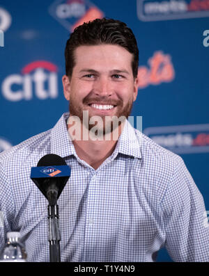 New York Mets Krug Jacob deGrom (48) bei einer Pressekonferenz zu seinem neuen Fünf-Jahres-Vertrag Verlängerung im Ritz-Carlton Hotel in Arlington, Virginia, am Mittwoch, 27. März 2019. Nach Berichten, die Vertragslaufzeit beträgt fünf Jahre mit einer 6-jährigen Team Option und, wenn abgeschlossen, mit $ 170 Millionen werden. Es umfasst eine vollständige No- handel Klausel und Opt-out nach der Saison 2022. Credit: Ron Sachs/CNP (Einschränkung: Keine New York oder New Jersey Zeitungen oder Zeitschriften innerhalb eines 75-Meilen-Radius von New York City) | Verwendung weltweit Stockfoto