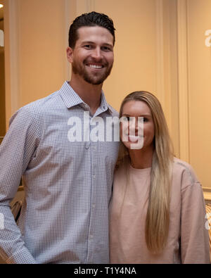 New York Mets Krug Jacob deGrom (48) und seine Frau, Stacey im Anschluss an eine Pressekonferenz zu seinem neuen Fünf-Jahres-Vertrag Verlängerung im Ritz-Carlton Hotel in Arlington, Virginia, am Mittwoch, 27. März 2019. Nach Berichten, die Vertragslaufzeit beträgt fünf Jahre mit einer 6-jährigen Team Option und, wenn abgeschlossen, mit $ 170 Millionen werden. Es umfasst eine vollständige No- handel Klausel und Opt-out nach der Saison 2022. Credit: Ron Sachs/CNP (Einschränkung: Keine New York oder New Jersey Zeitungen oder Zeitschriften innerhalb eines 75-Meilen-Radius von New York City) | Verwendung weltweit Stockfoto