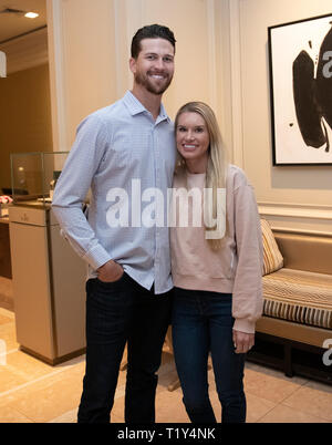 New York Mets Krug Jacob deGrom (48) und seine Frau, Stacey im Anschluss an eine Pressekonferenz zu seinem neuen Fünf-Jahres-Vertrag Verlängerung im Ritz-Carlton Hotel in Arlington, Virginia, am Mittwoch, 27. März 2019. Nach Berichten, die Vertragslaufzeit beträgt fünf Jahre mit einer 6-jährigen Team Option und, wenn abgeschlossen, mit $ 170 Millionen werden. Es umfasst eine vollständige No- handel Klausel und Opt-out nach der Saison 2022. Credit: Ron Sachs/CNP (Einschränkung: Keine New York oder New Jersey Zeitungen oder Zeitschriften innerhalb eines 75-Meilen-Radius von New York City) | Verwendung weltweit Stockfoto