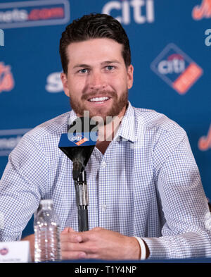 New York Mets Krug Jacob deGrom (48) bei einer Pressekonferenz zu seinem neuen Fünf-Jahres-Vertrag Verlängerung im Ritz-Carlton Hotel in Arlington, Virginia, am Mittwoch, 27. März 2019. Nach Berichten, die Vertragslaufzeit beträgt fünf Jahre mit einer 6-jährigen Team Option und, wenn abgeschlossen, mit $ 170 Millionen werden. Es umfasst eine vollständige No- handel Klausel und Opt-out nach der Saison 2022. Credit: Ron Sachs/CNP (Einschränkung: Keine New York oder New Jersey Zeitungen oder Zeitschriften innerhalb eines 75-Meilen-Radius von New York City) | Verwendung weltweit Stockfoto