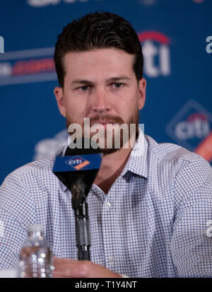 New York Mets Krug Jacob deGrom (48) bei einer Pressekonferenz zu seinem neuen Fünf-Jahres-Vertrag Verlängerung im Ritz-Carlton Hotel in Arlington, Virginia, am Mittwoch, 27. März 2019. Nach Berichten, die Vertragslaufzeit beträgt fünf Jahre mit einer 6-jährigen Team Option und, wenn abgeschlossen, mit $ 170 Millionen werden. Es umfasst eine vollständige No- handel Klausel und Opt-out nach der Saison 2022. Credit: Ron Sachs/CNP (Einschränkung: Keine New York oder New Jersey Zeitungen oder Zeitschriften innerhalb eines 75-Meilen-Radius von New York City) | Verwendung weltweit Stockfoto
