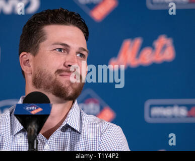 New York Mets Krug Jacob deGrom (48) bei einer Pressekonferenz zu seinem neuen Fünf-Jahres-Vertrag Verlängerung im Ritz-Carlton Hotel in Arlington, Virginia, am Mittwoch, 27. März 2019. Nach Berichten, die Vertragslaufzeit beträgt fünf Jahre mit einer 6-jährigen Team Option und, wenn abgeschlossen, mit $ 170 Millionen werden. Es umfasst eine vollständige No- handel Klausel und Opt-out nach der Saison 2022. Credit: Ron Sachs/CNP (Einschränkung: Keine New York oder New Jersey Zeitungen oder Zeitschriften innerhalb eines 75-Meilen-Radius von New York City) | Verwendung weltweit Stockfoto